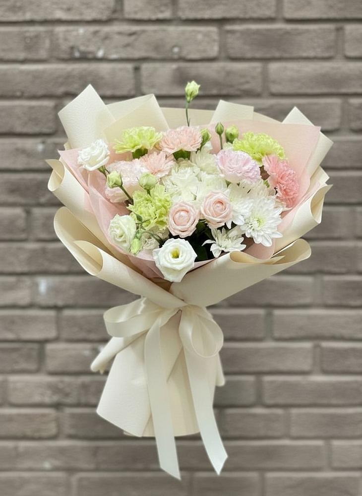 Букет цветов из: Гвоздики, Розы, Лизиантусы и Хризантемы в Правокубанском