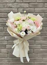 Букет цветов из:  Гвоздики, Розы, Лизиантусы и Хризантемы #REPLACE_PRED# Правокубанском