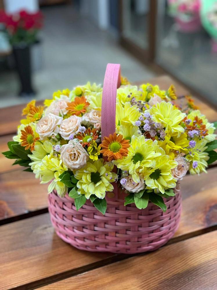 Цветочная композиция из Хризантемы и Розы в корзине в Правокубанском