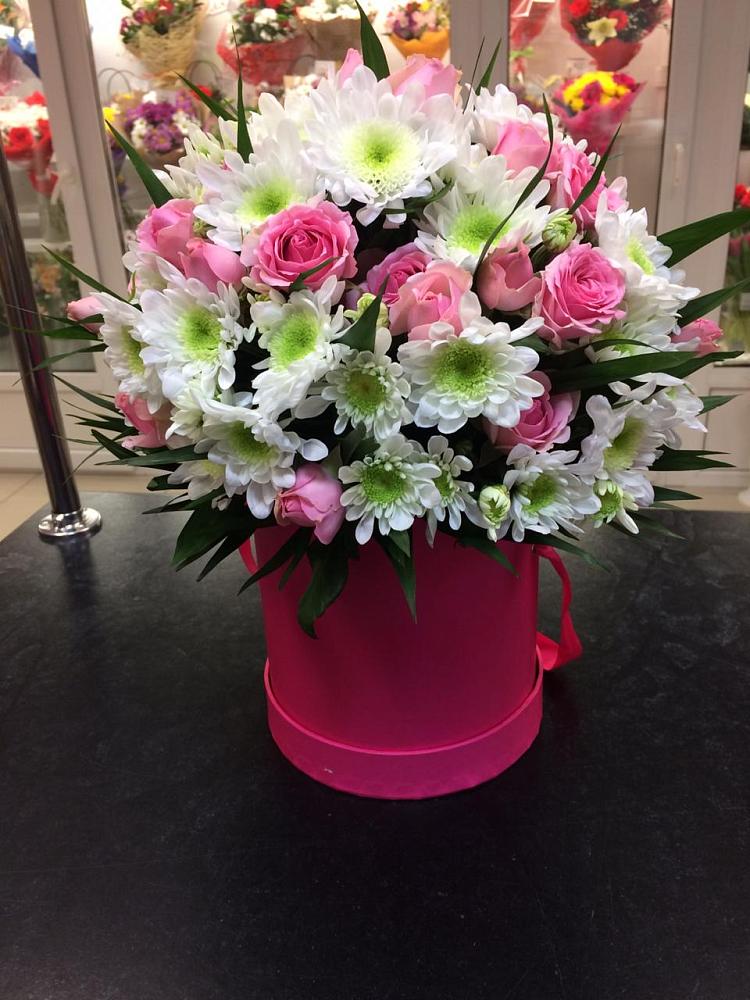 Цветочная композиция из Розы и Хризантемы в шляпной коробке в Правокубанском