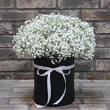 Цветочная композиция из Гипсофила в шляпной коробке в Правокубанском