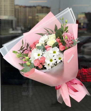 Букет цветов из: Розы, Лизиантусы и Хризантемы в Правокубанском